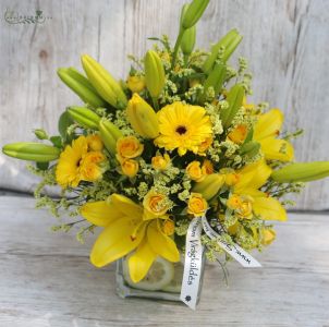 sunshine glass cube with spray roses, lilies (15 stems)