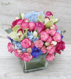 pastel flowers in glass cube (22 stems)
