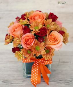 glass cube with roses and daisies (12 stems)