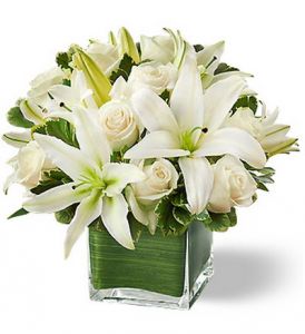 Weiße Rosen mit Lilien in Glaskubus (15 Stämme)