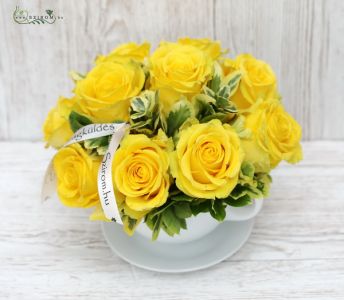 Eine Tasse gelbe Rosen (9 Stämme)