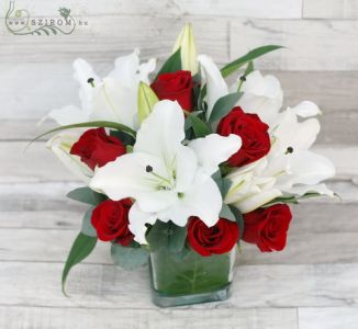 glass cube with red roses and lilies (11 stems)