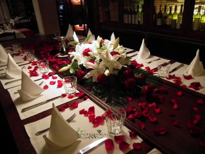 asztaldísz fehér liliommal, vörös rózsával, sziromszórással, Trattoria Pomo D’oro, esküvő