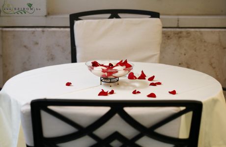 floating candles with red pettals, Károlyi Restaurant Budapest, wedding