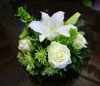 centerpiece with white roses, lilies, molucella, wedding