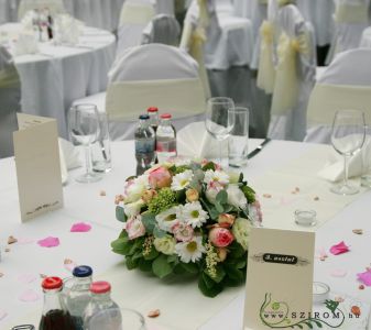 kerek asztaldísz pasztel virágokkal, Üvegpalota Budapest (angol rózsa, liziantusz, krizi), esküvő