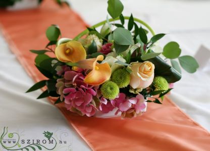 barack asztaldísz, Symbol Budapest (kála, rózsa, liziantusz, hortenzia, gombkrizi, barack, korall ), esküvő