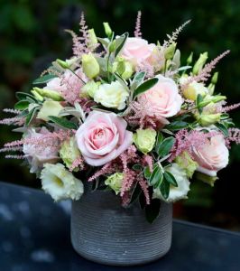 rózsaszín pelyhes virágtál (lizi, rózsa, astilbe, 27 szál)