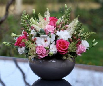 asztaldísz tollbugával rózsaszín rózsával, fehér orchideával (27 szál)