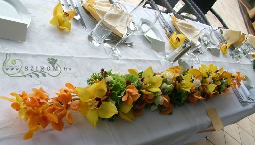 Főasztaldísz (rózsa, orchidea, hortenzia, kála, hypericum, orange),  Robinson Étterem, esküvő