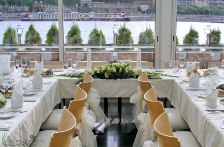 Főasztaldísz (rózsa, liziantusz, hortenzia, gomb krizi, fehér, zöld), Spoon hajó, esküvő