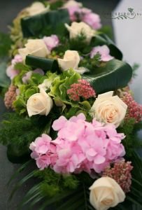 Main table centerpiece with hydrangeas and roses (sedum, rose, hydrangea, hypericum, pink, white, green), wedding