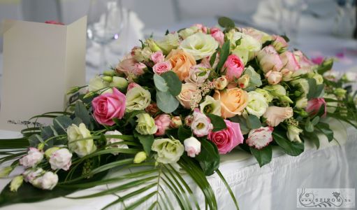 Main table centerpiece pastell pink, peach, Átrium Caffé Budapest, Kristály house, wedding