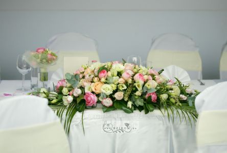 Main table centerpiece pastell pink, peach, white,  Átrium Caffé Budapest, Kristály House (english rose, lisianthus, spray roses), wedding