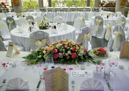 Main table centerpiece pastell Átrium Caffé Budapest, Kristály House (rose, english rose, lisianthus, spray rose, peach, pink, white), wedding