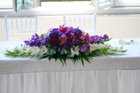 Main table centerpiece (gladiolus, alstromeries, carnations, lisianthusses, purple) Malonyai Kastély, wedding