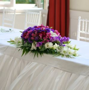 Main table centerpiece (gladiolus, alstromeries, carnations, lisianthusses purple), Malonyai Kastély, wedding