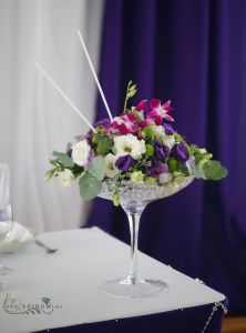 Főasztaldísz (koktél pohár, gomb krizi, liziantusz, orchidea, ), Csillebérc, esküvő