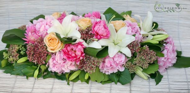 Main table centerpiece with dahlias, roses and hydrangeas (peach, pink, white), wedding