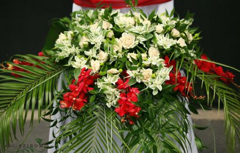 Main table centerpiece with spray roses and mokara orchids (red, cream), wedding