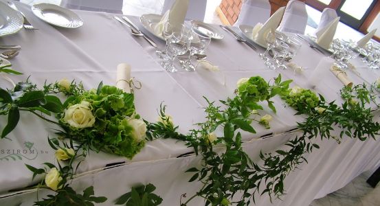 Main table centerpiece Móricz Highschool (white, green, passion flower, hydrangea, rose, ruscus), wedding
