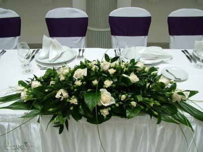 Main table centerpiece (roses, spray roses), Gerbeaud Budapest, wedding