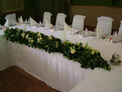 Main table centerpiece (spray roses, cream), Dudok Budapest, wedding