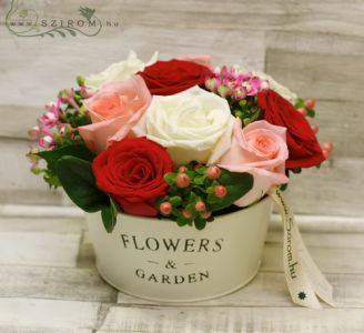 roses arrangement (17 stems, roses, bouvardia, hypericum)