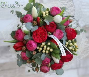 angol rózsa tulipánnal és hiperikummal (22 szál)