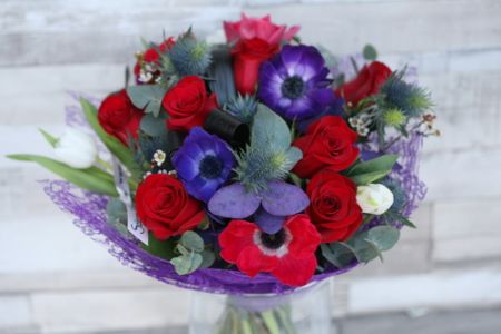 vörös rózsa csokor anemonéval, tulipánnal, viaszvirággal, vázában (23 szál)