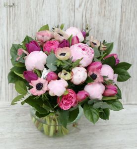 English roses, anemones, tulips in glass ball (30 stems)
