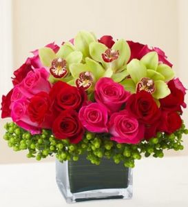 Green rchids and pinnk and red  roses in a glass cube (30 stems)