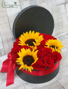 Rosen Box mit 17 rote Rosen, und 3 Sonnenblumen