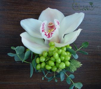 Vőlegény kitűző orchideából (fehér)