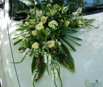Corner car flower arrangement with lisianthus and seasonal flowers (white, cream)