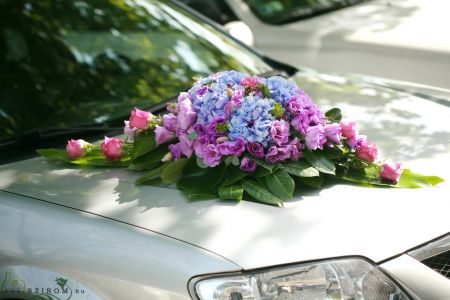 ovális autódísz hortenziával (rózsa, liziantusz, rózsaszín, kék, lila)