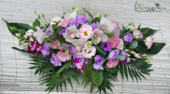 Sarok autódísz liziantusszal, orchideával (lila, rózsaszín, fehér)