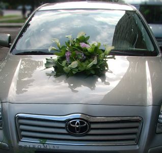 round car flower arrangement with hydrangeas and callas (pink, white, green, chrysanthemum)