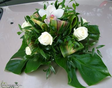 round car flower arrangement with roses and orchids (white)