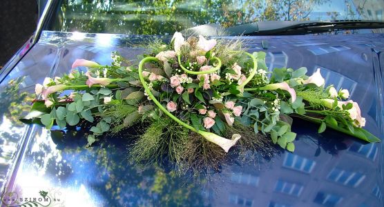 oval car flower arrangement with spray roses and callas (pink)