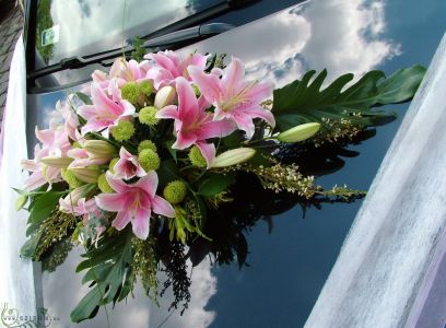oval car flower arrangement with lilies (chrysanthemum, pink, green)