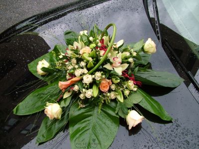 round car flower arrangement with spray roses, roses, cala, Cymbidium orchids, wax, liliums, peach)