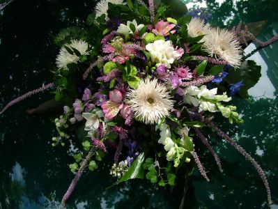 round car flower arrangement with meadow flowers (gerberas, alstromerias, delphiniums, veronicas, snapdragons, white, pink)