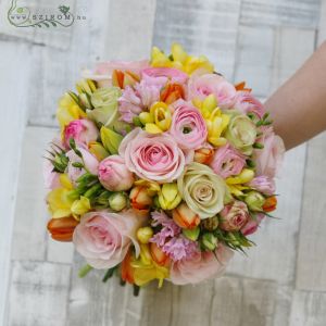 Menyasszonyi csokor tavaszi virágokkal (rózsa,angol rózsa, frézia, jácint, tulipán, boglárka, rózsaszín, sárga, narancssárga) csak tél és tavasz, májusig 