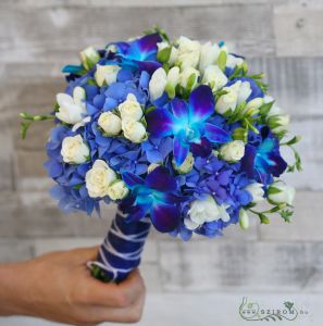 Menyasszonyi csokor kék virágokkal (hortenzia, rózsa, frézia, dendrobium, kék, fehér)