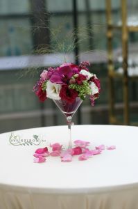 Koktélpohár esküvői asztaldísz, Four Seasons Hotel Gresham Palace Budapest (liziantusz, rózsa, orchidea, rózsaszín, bordó)