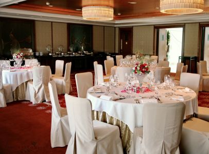 Koktélpohár esküvői asztaldísz, 1db, Four Seasons Hotel Gresham Palace Budapest (liziantusz, rózsa, orchidea, rózsaszín, bordó)