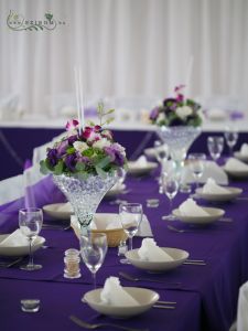 Közepes koktélpohár asztaldísz, 1db, Csillebérc (dendrobium, liziantusz, lila), esküvő