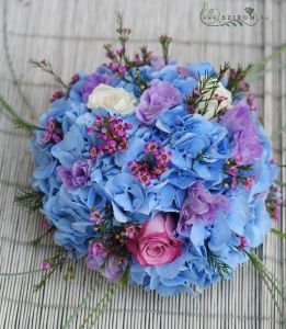 Centerpiece with blue hydrangea (rose, wax, lisianthus), wedding