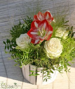 Asztaldísz kerek asztalra, amarillisszel, rózsával (vörös, fehér), esküvő